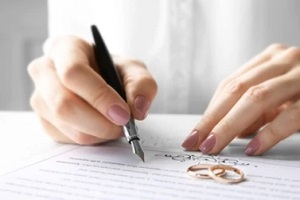 women signing marriage contract